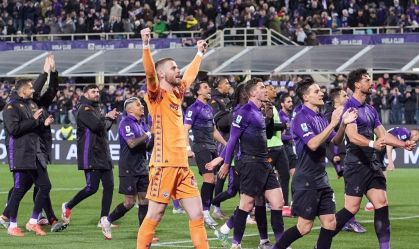 Torcida da Fiorentina usa palavrão em mosaico contra a Juventus; veja