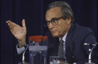 Físico Richard Feynman, membro da comissão presidencial sobre o acidente do ônibus espacial, testemunhando durante a reunião sobre a explosão do Challenger