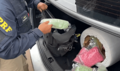 PRF acha 90 mil comprimidos de ecstasy escondidos em puff dentro de carro