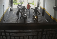 Vídeo: piloto é cercado por ladrões em garagem e tem moto de luxo roubada
