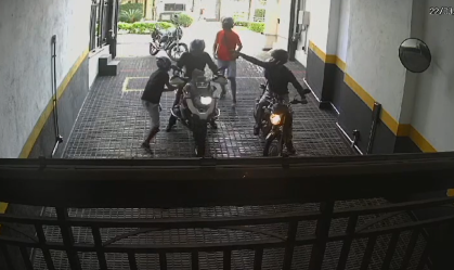 Vídeo: piloto é cercado por ladrões em garagem e tem moto de luxo roubada