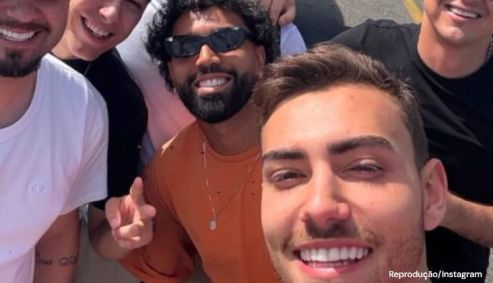 Gabigol curte Carnaval com filho do presidente do Cruzeiro