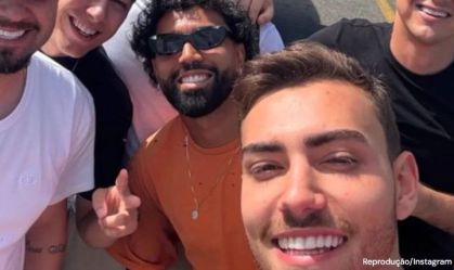 Gabigol curte Carnaval do RJ com filho do presidente do Cruzeiro