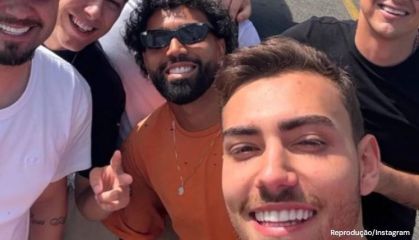 Gabigol curte Carnaval com filho do presidente do Cruzeiro