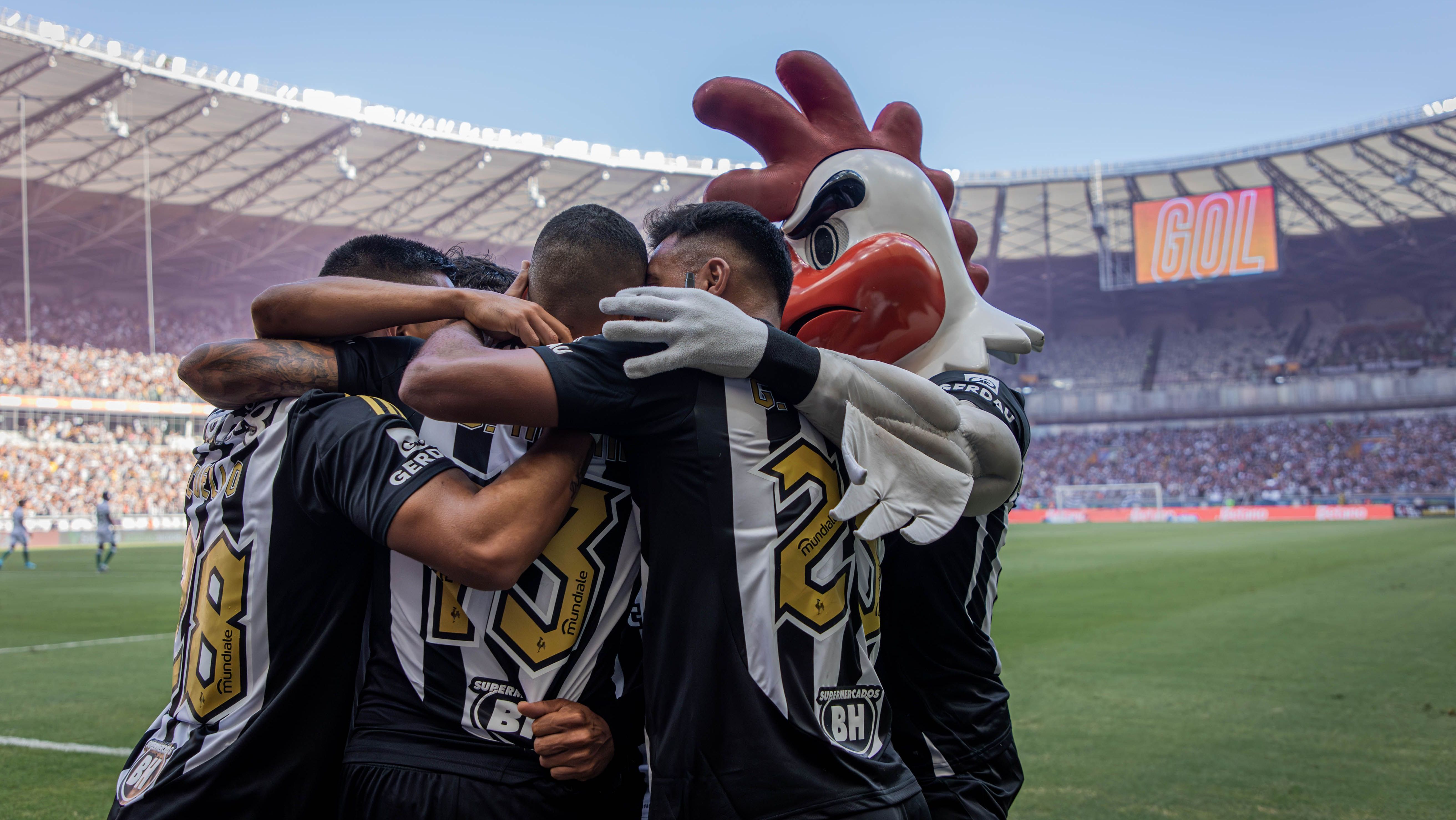 Galo, do Atlético, comemora gol com jogadores na final do estadual