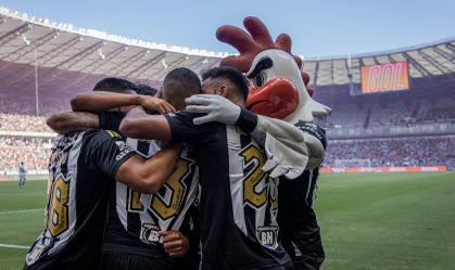 Galo, do Atlético, comemora gol com jogadores na final do estadual