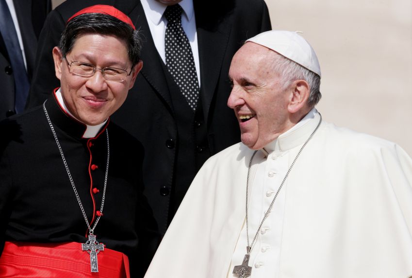 Papa Francisco com o cardeal filipino Luis Antonio Tagle na Cidade do Vaticano, em 27 de setembro de 2017 • Grzegorz Galazka/Archivio Grzegorz Galazka/Mondadori Portfolio via Getty Images