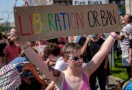 Apesar de protestos, presidente da Hungria assina lei proibindo parada LGBT