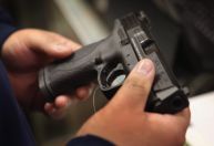 Em meio à violência, México quer processar fabricantes de armas americanos