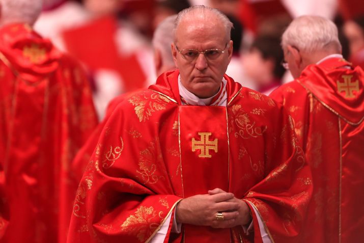 O cardeal húngaro e arcebispo de Budapeste, Peter Erdo, comparece à missa na Basílica de São Pedro, antes dos cardeais entrarem no conclave para decidir quem será o próximo papa, em 12 de março de 2013 na Cidade do Vaticano, Vaticano. • Franco Origlia/Getty Images