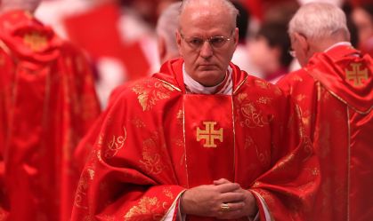 O cardeal húngaro e arcebispo de Budapeste, Peter Erdo, comparece à missa na Basílica de São Pedro, antes dos cardeais entrarem no conclave para decidir quem será o próximo papa, em 12 de março de 2013 na Cidade do Vaticano, Vaticano.