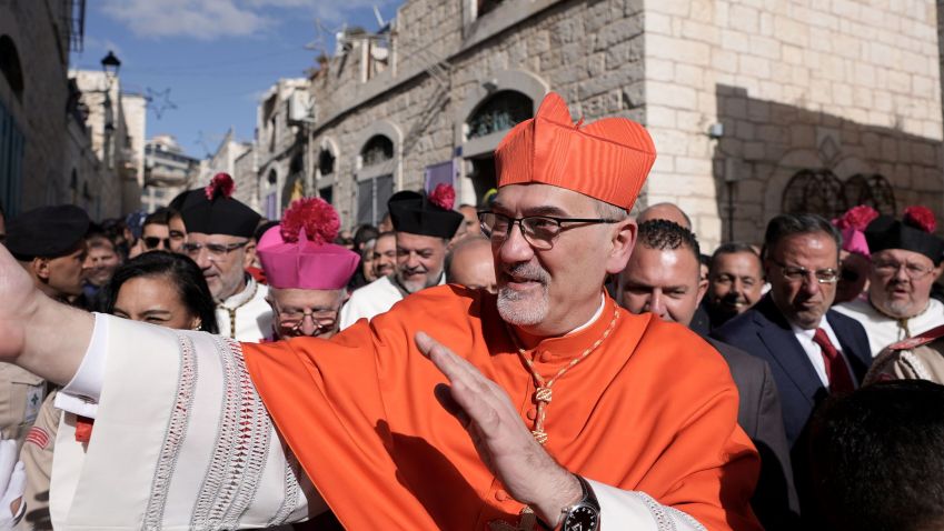 O arcebispo Pierbattista Pizzaballa, do Patriarcado Latino de Jerusalém, participa das celebrações de Natal ao redor da Igreja da Natividade, onde se acredita que Jesus Cristo nasceu, em Belém, em 24 de dezembro de 2024. • Issam Rimawi/Anadolu via Getty Images