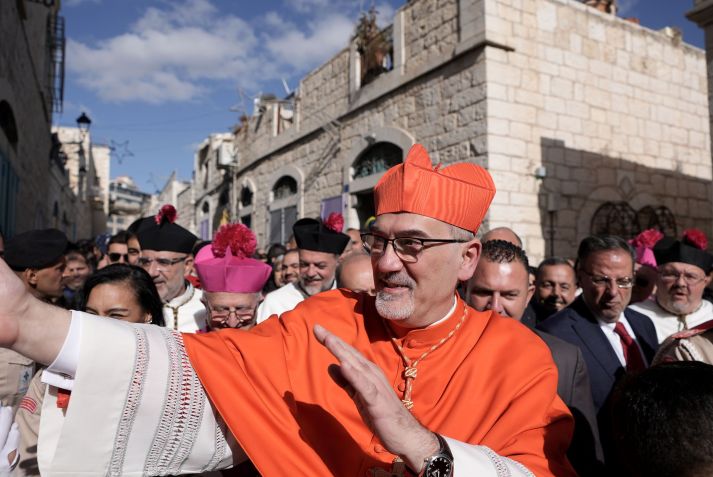 O arcebispo Pierbattista Pizzaballa, do Patriarcado Latino de Jerusalém, participa das celebrações de Natal ao redor da Igreja da Natividade, onde se acredita que Jesus Cristo nasceu, em Belém, em 24 de dezembro de 2024. • Issam Rimawi/Anadolu via Getty Images