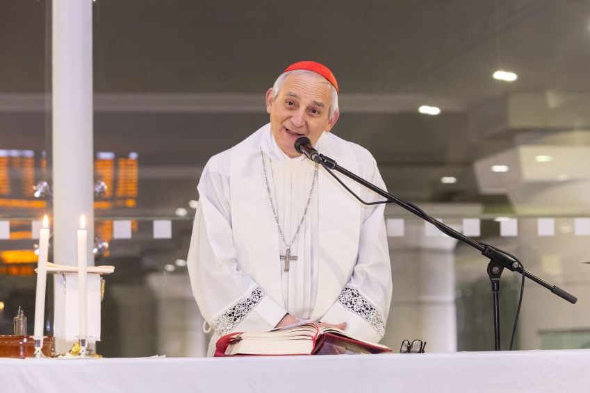 O cardeal Matteo Zuppi, arcebispo de Bolonha e presidente da Conferência Episcopal Italiana, celebra a missa de véspera de Natal no salão da estação de trem em 24 de dezembro de 2024 em Bolonha, Itália. • Massimiliano Donati/Getty Images
