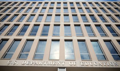 Juíza bloqueia Trump de reter fundos a escolas com programas de diversidade