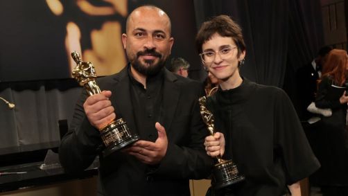 Hamdan Ballal e Rachel Szor, vencedores do prêmio de Melhor Documentário por "No Other Land", comparecem ao 97º Oscar Governors Ball