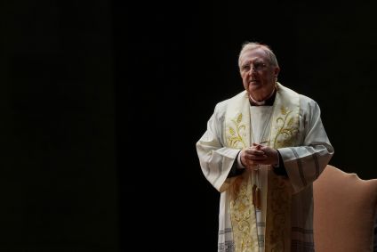 O cardeal Arthur Roche lidera a sessão de oração do rosário pela saúde do Papa Francisco na Praça de São Pedro em 4 de março de 2025, na Cidade do Vaticano.
