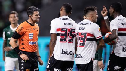 Jogadores do São Paulo reclamam com o árbitro Flávio Rodrigues de Souza sobre pênalti marcado