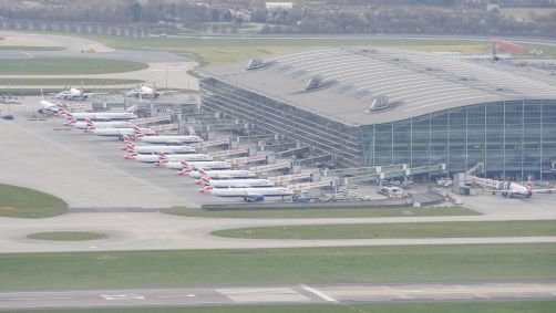 Aviões parados no aeroporto de Heathrow, em Londres