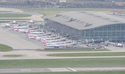 Aviões parados no aeroporto de Heathrow, em Londres