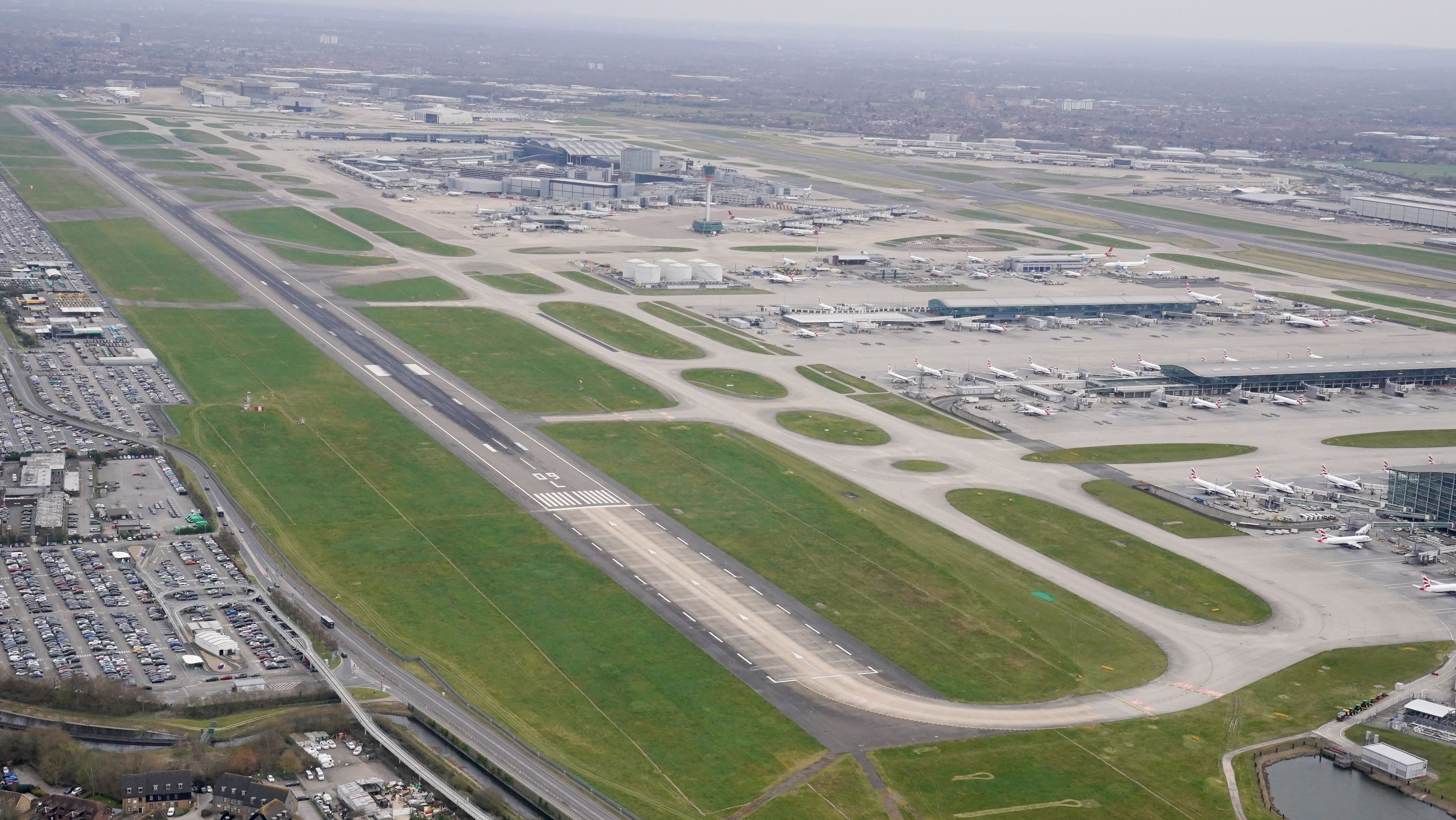 Aeroporto de Heathrow, em Londres, ficou fechado após um incêndio nas proximidades do terminal aéreo