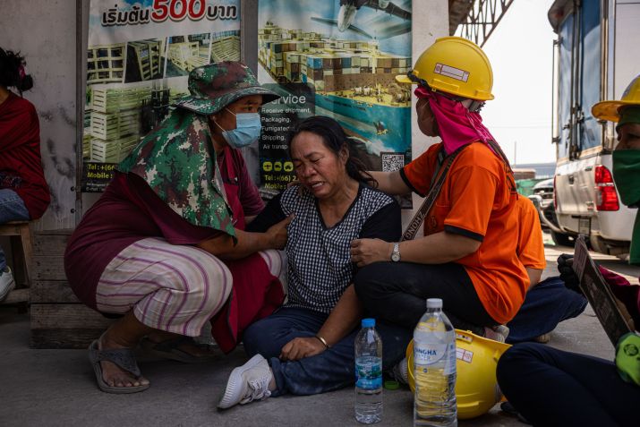 Pessoas choram ao lado de um prédio desabado perto do Mercado Chatuchak após um terremoto em 28 de março de 2025 em Bangkok, Tailândia. Um poderoso terremoto de magnitude 7,7 atingiu Mianmar em 28 de março de 2025, causando fortes tremores sentidos em Bangkok, onde os prédios balançaram. • Lauren DeCicca/Getty Images