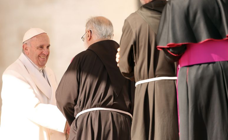 Papa Francisco cumprimenta freis no Vaticano • Franco Origlia/Getty Images