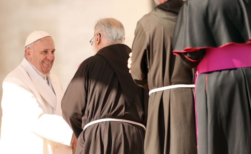 Papa Francisco cumprimenta freis no Vaticano • Franco Origlia/Getty Images