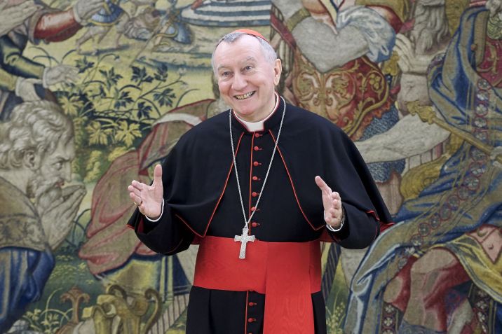 O secretário de Estado do Vaticano, cardeal Pietro Parolin, aguarda encontro com o Rei Felipe VI da Espanha no Palácio da Zarzuela em 14 de outubro de 2016 em Madri, Espanha. • Carlos R. Alvarez/WireImage