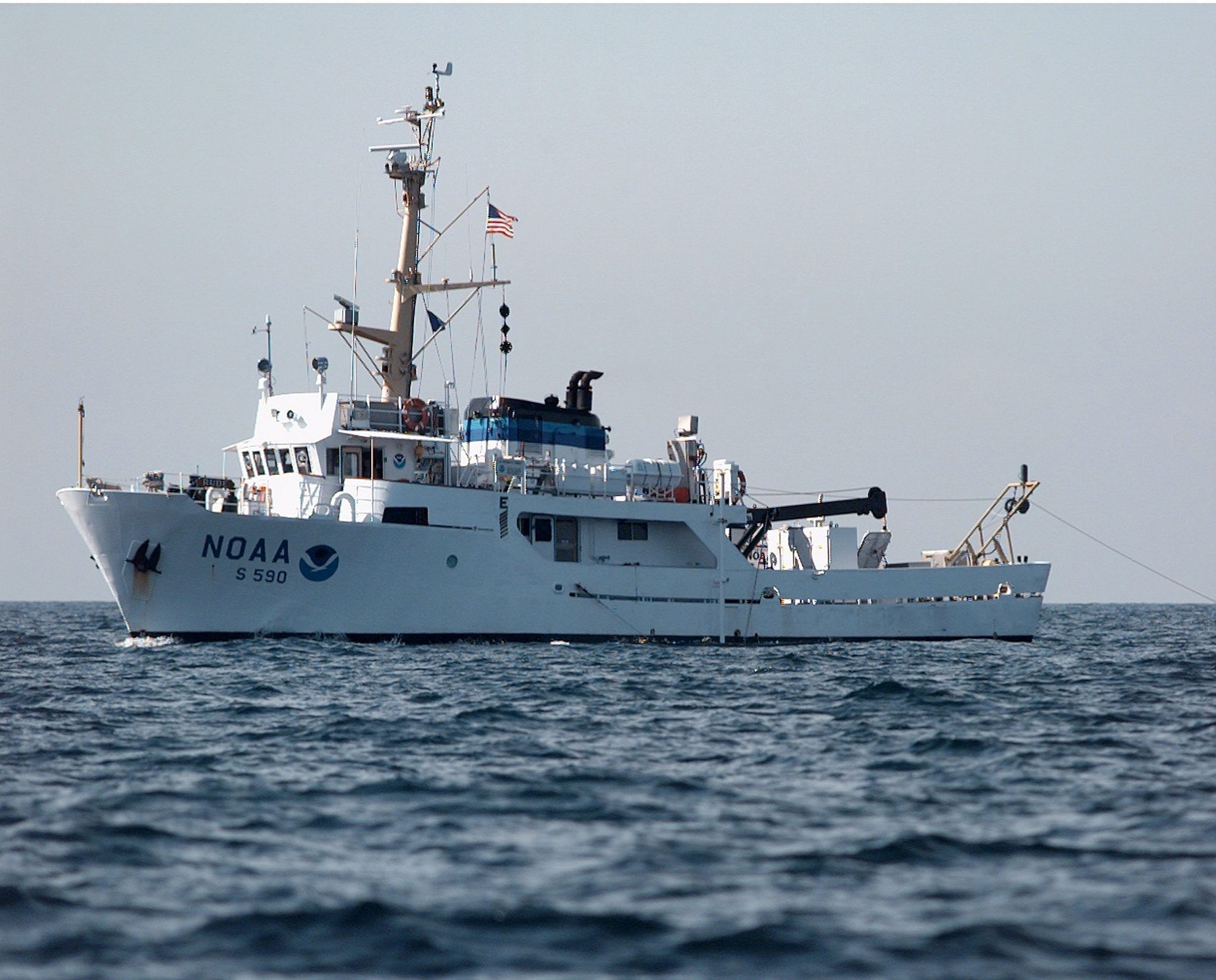 O navio da NOAA, Rudy, arrasta linhas de sonar atrás do barco enquanto a Costa.