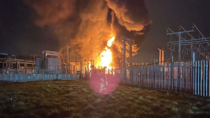 Incêndio em subestação de energia perto do aeroporto de Heathrow, em Londres • London Fire Brigade/X