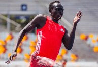 Fenômeno do atletismo de 17 anos quebra dois recordes no mesmo dia