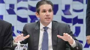 Hugo Motta tira PT de cargo-chave no orçamento em meio à crise do IOF