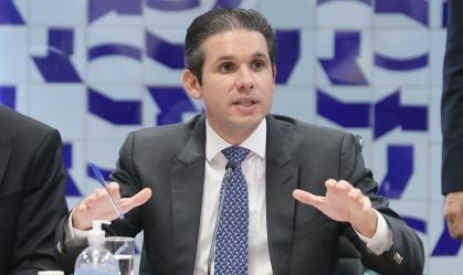 Hugo tira PT de cargo-chave no orçamento em meio à crise do IOF