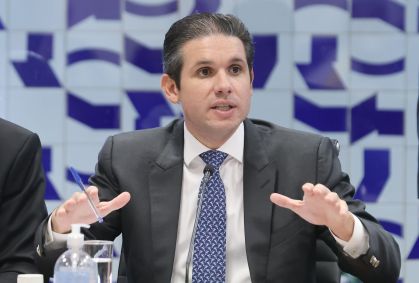 Hugo tira PT de cargo-chave no orçamento em meio à crise do IOF