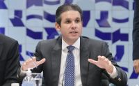 Hugo tira PT de cargo-chave no orçamento em meio à crise do IOF
