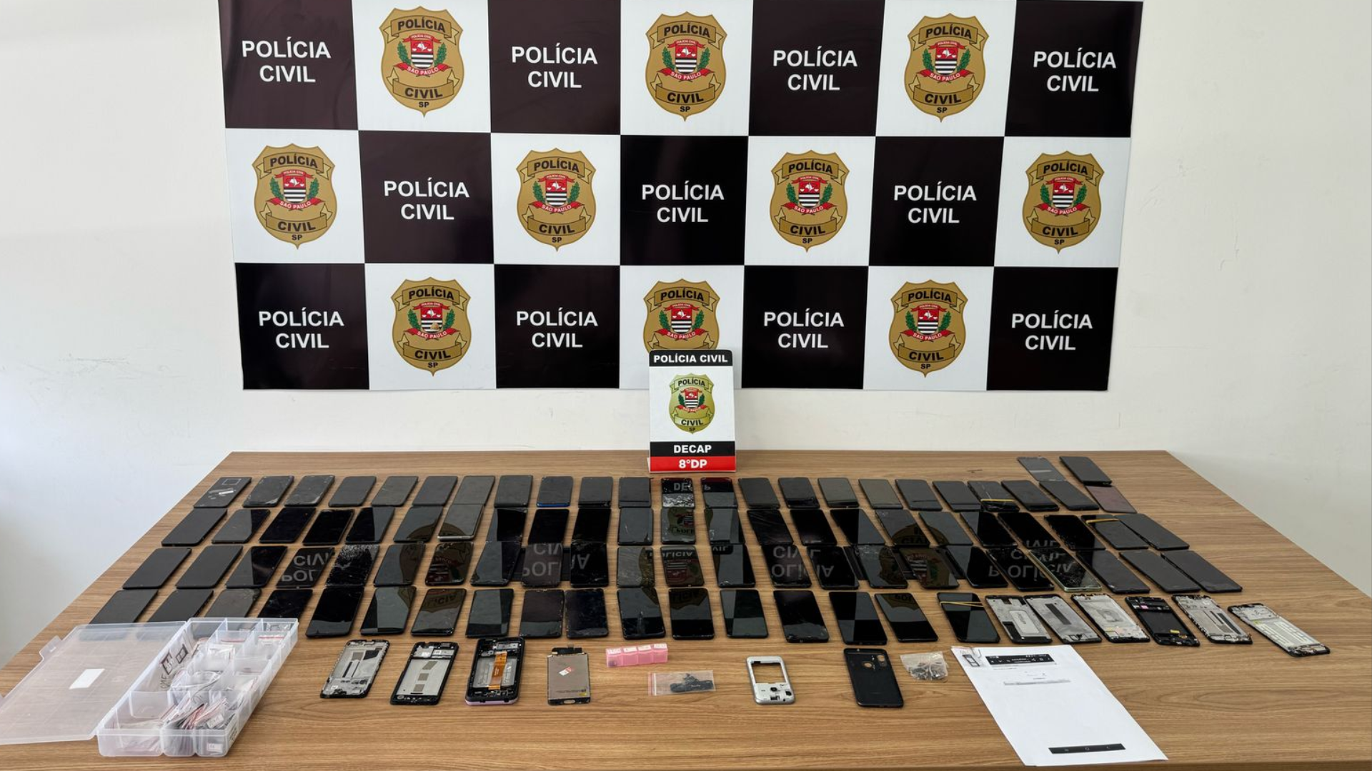 Imagem mostra dezenas de aparelhos apreendidos nesta segunda (10)