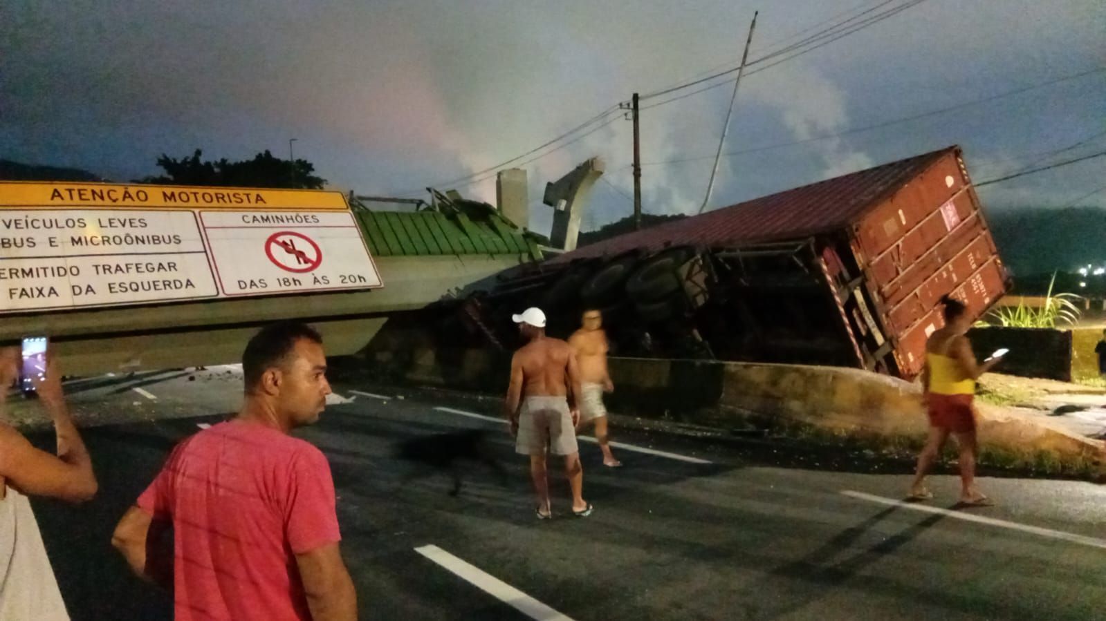 Imagem mostra passarela que desabou e esmagou caminhão na Anchieta, já na cidade de Cubatão, litoral paulista