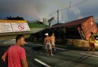 Passarela desaba, esmaga caminhão e interdita Rodovia Anchieta no Km 52
