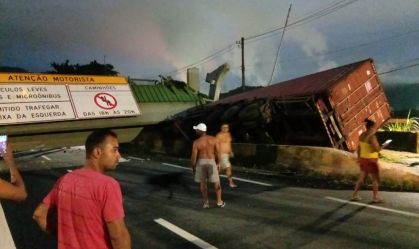 Passarela desaba, esmaga caminhão e interdita Rodovia Anchieta no Km 52