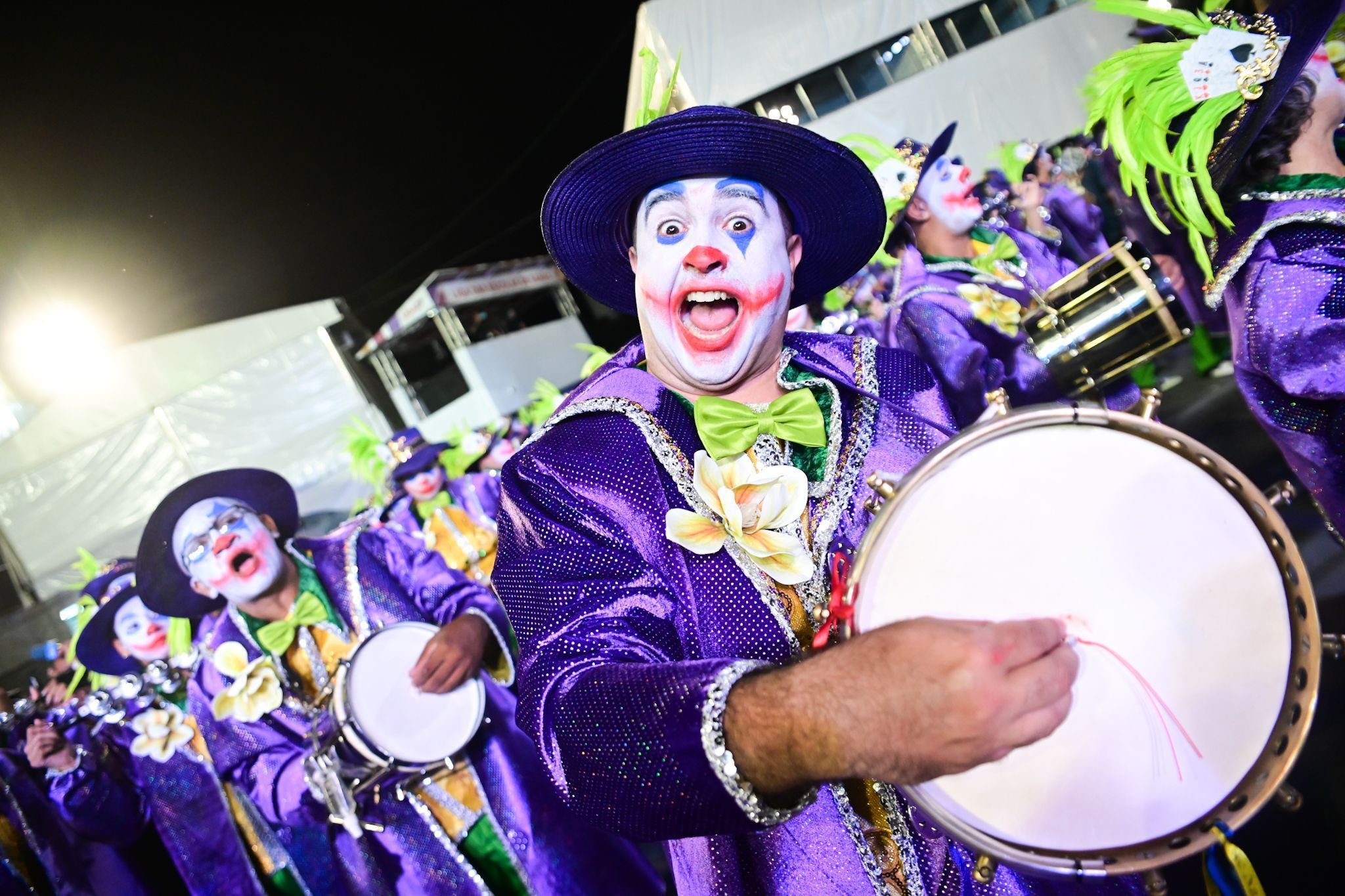 Bateria da Império de Casa Verde leva pessoas com fantasias de Coringa, do Batman, para o Anhembi • Imagem: Leo Franco/AgNews
