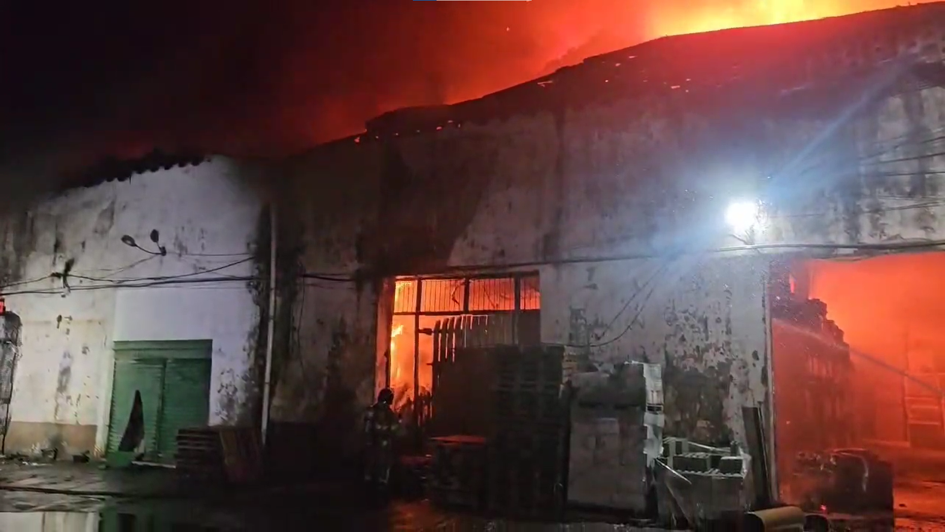 Incêndio atinge galpão no Centro do Rio.