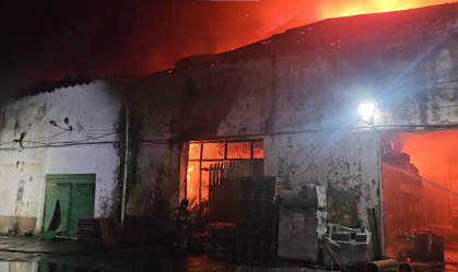 Incêndio atinge galpão no Centro do Rio.