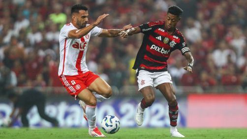 Disputa durante Flamengo x Inter pelo Brasileirão