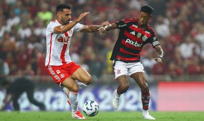 Disputa durante Flamengo x Inter pelo Brasileirão