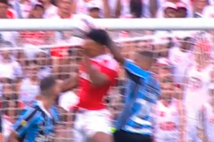 Inter reclama de pênalti no grenal