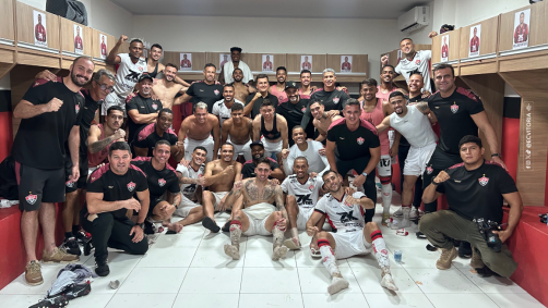 Jogadores do Vitória comemoram resultado positivo no vestiário