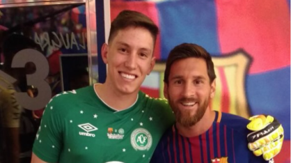 Jackson Follmann ao lado de Messi após o acidente da Chapecoense