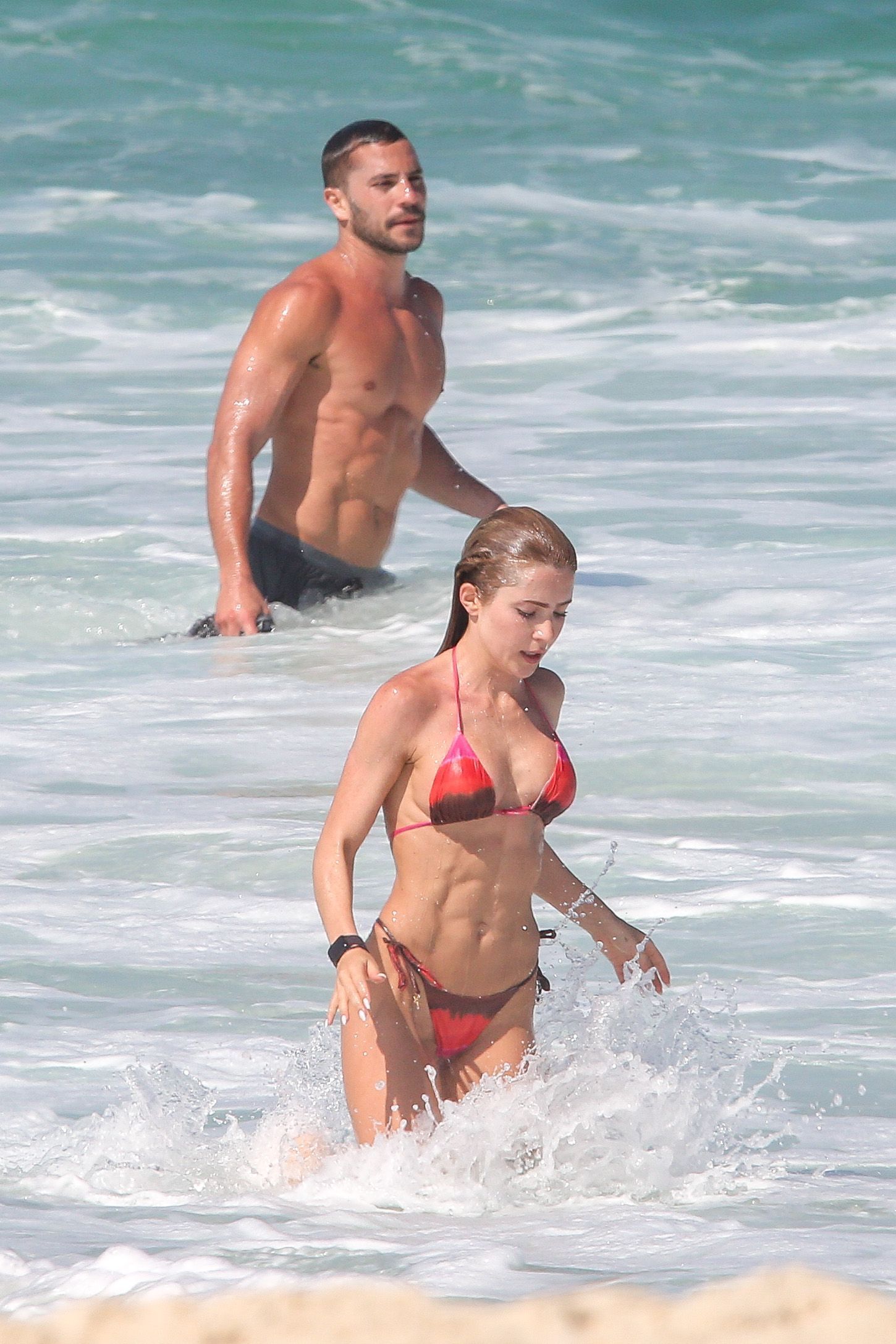 Jade Picon curte praia ao lado do suposto affair; veja fotos | CNN