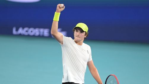 João Fonseca comemora ponto contra Tien no Miami Open